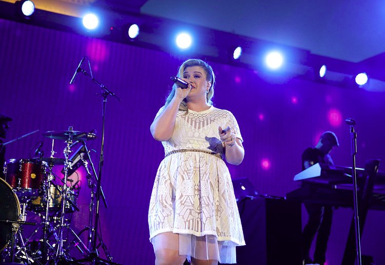 Singer Kelly Clarkson Looks Fit While Dancing with Daughter to Salt-N ...